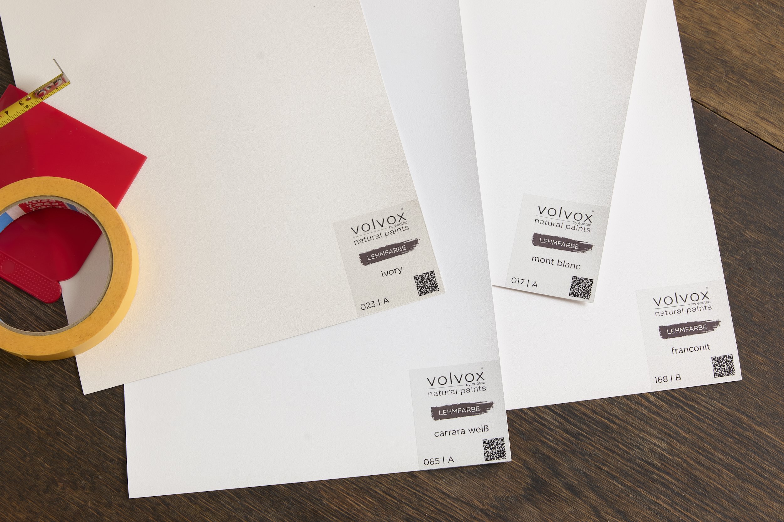 Pantone Farbe 2026 Wandfarbe Lehmfarbe Off White Cloud Dancer Volvox Farbkarten off-white Wandfarbe Lehmfarbe Volvox mit Utensilien für Malerarbeiten
