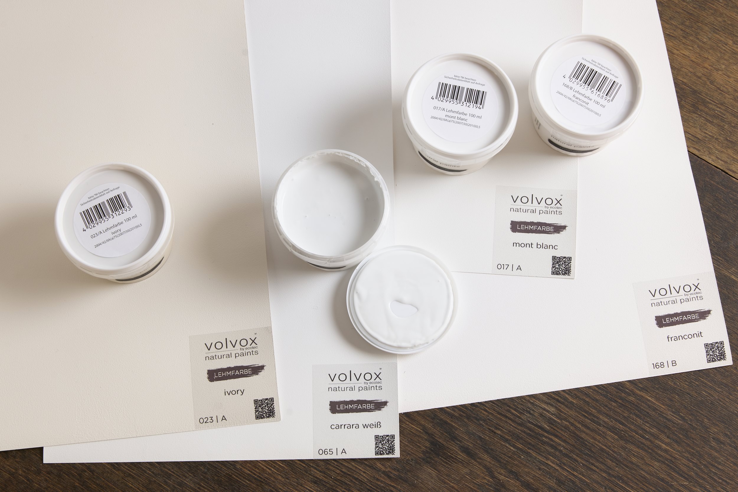 Wandfarbe Lehmfarbe Off White Pantone Farbe 2026 Cloud Dancer Volvox Farbkarten off-white mit Farbtöpfen Wandfarben Lehmfarben Volvox - Trendfarbe 2026